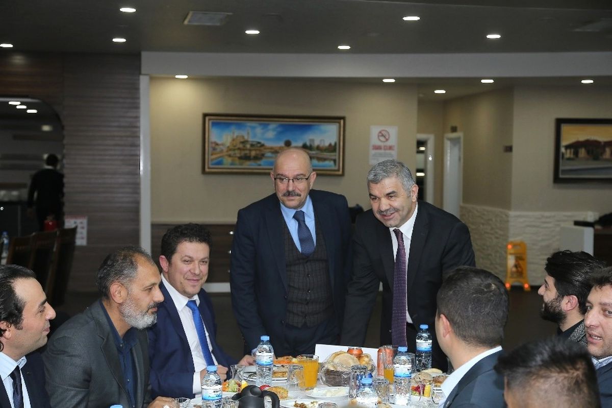 Başkan Çelik, AK Parti İl ve İlçe Teşkilatlarına Büyükşehir\'in Yatırımlarını Anlattı