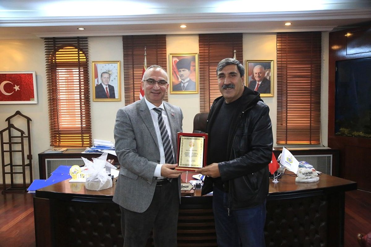 Başkan Yılmazer, Emekli Olan Köksöken\'e Plaket Verdi