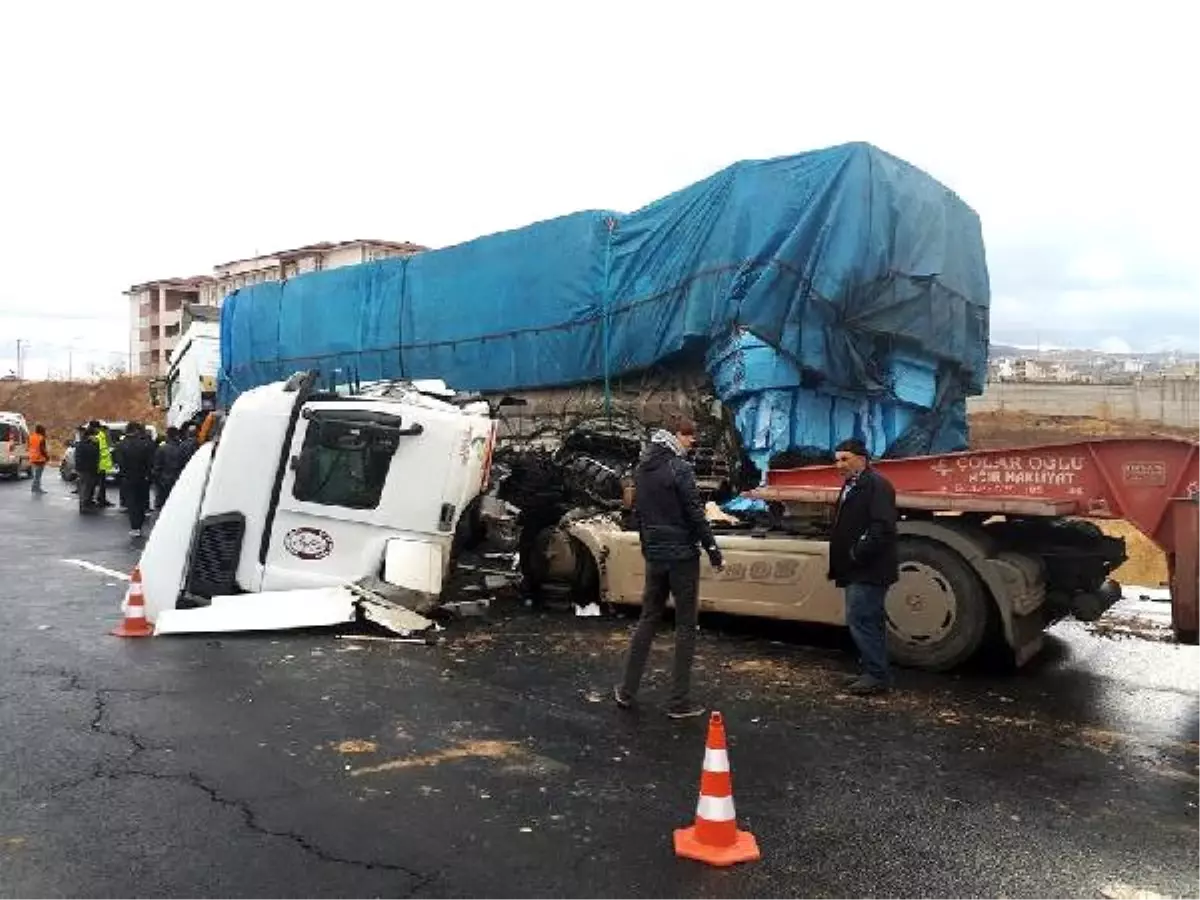 Elazığ\'da Tır\'lar Çarpıştı: 1 Yaralı