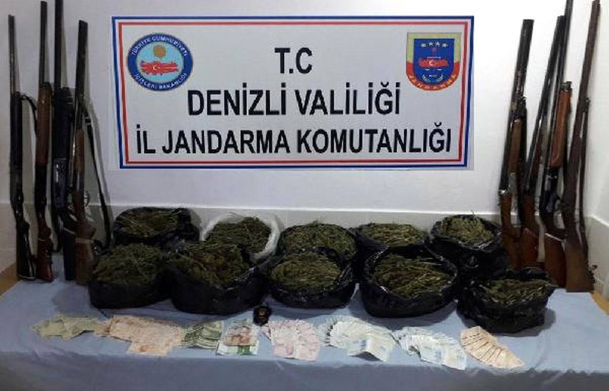 Evinde Esrar ve Ruhsatsız Av Tüfekleriyle Yakalanıp, Tutuklandı