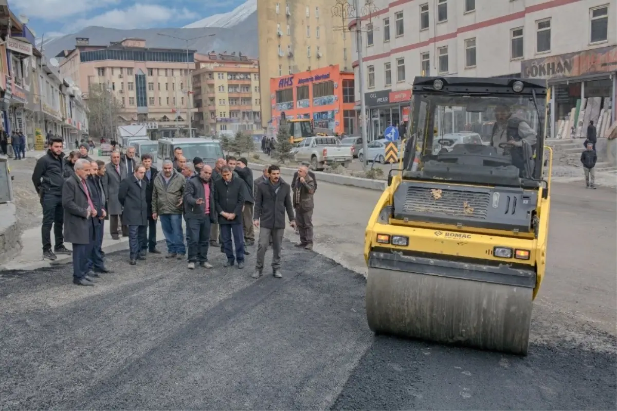 Hakkari\'de Yol Asfaltlama Çalışması