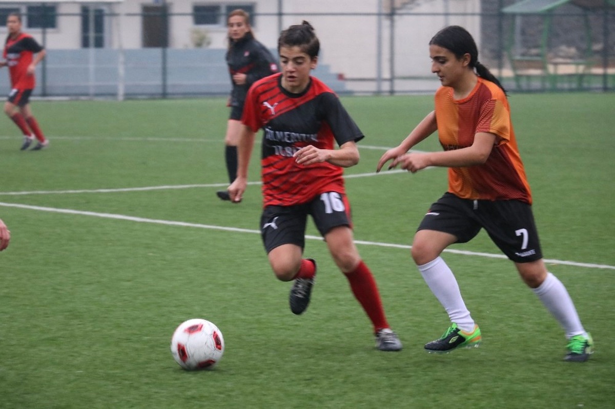 Kadın Futbolcular, Şiddeti Önlemek İçin Sahaya Çıktı