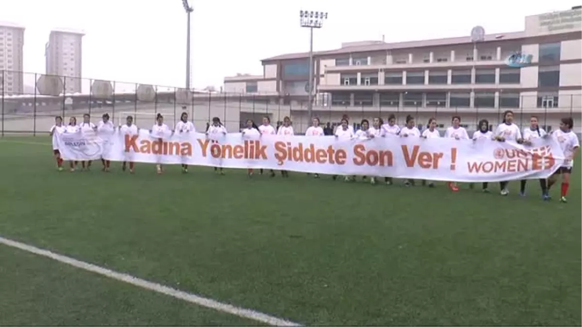 Kadın Futbolcular, Şiddeti Önlemek İçin Sahaya Çıktı