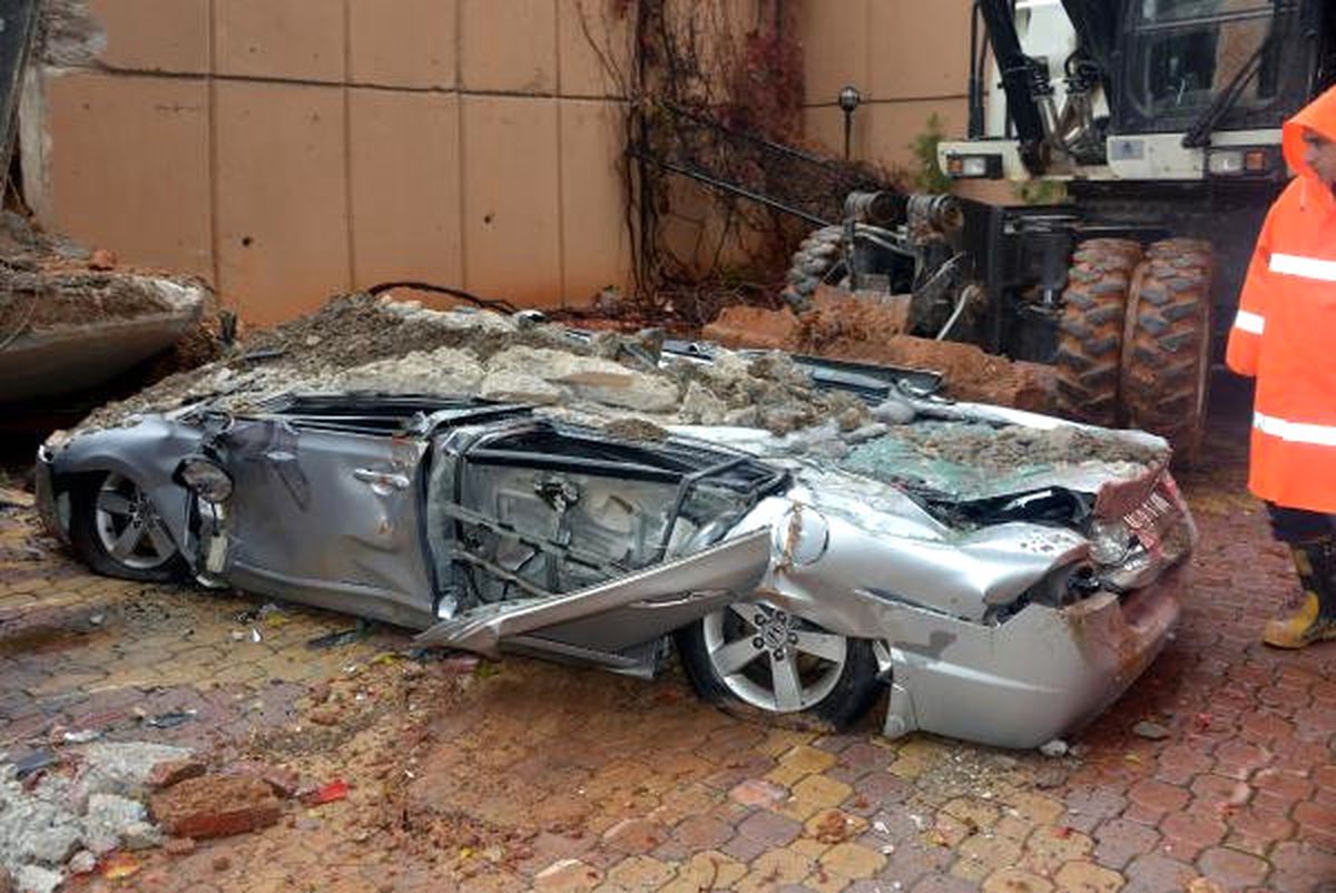 Kahramanmaraş\'ta İstinat Duvarı Çöktü, Otomobiller Altında Kaldı (2)