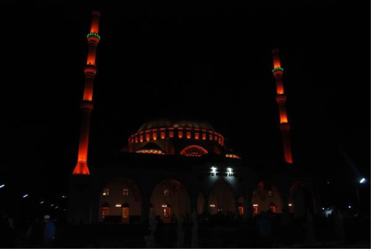 Kayseri\'de 10 Bin Kişilik Cami, Kandil Günü İbadete Açıldı