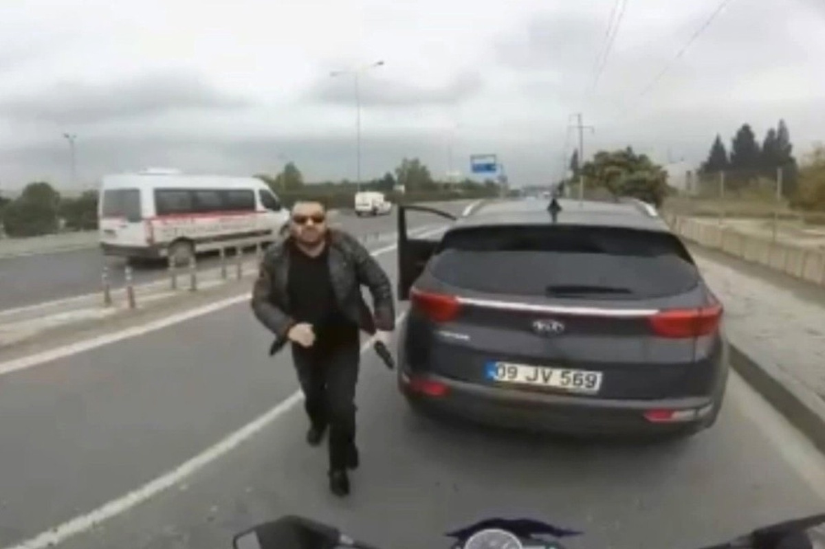 Korna Çalan Motosiklet Sürücüsüne Silah Çekti