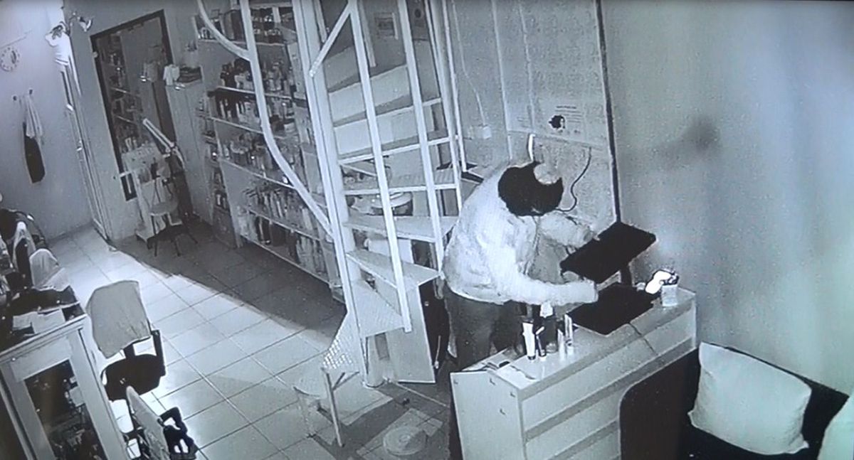 Kuaförden Bilgisayar Hırsızlığı Kamerada
