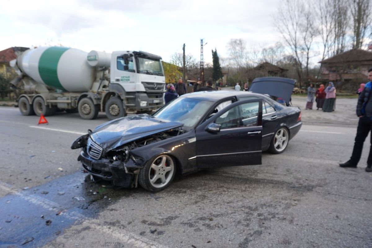 Sakarya\'da İki Otomobil Kafa Kafaya Çarpıştı: 1 Yaralı