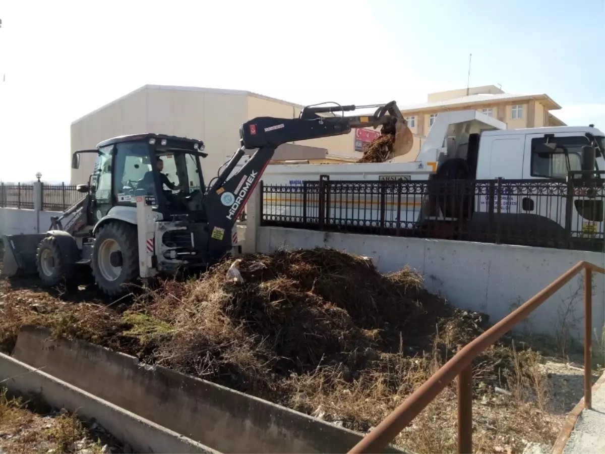 Su Kanalındaki Temizlik Çalışmasıyla Öğrenciler Güvene Alındı