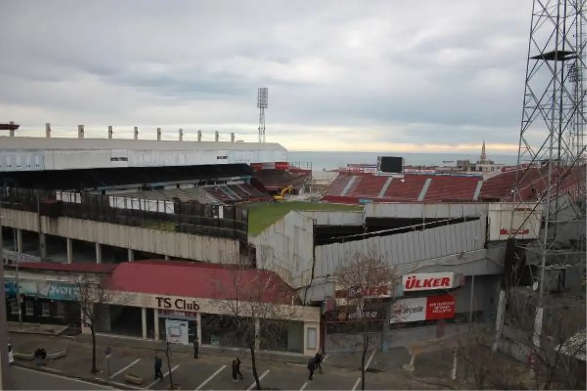 Trabzonspor\'un Eski Stadı Avni Aker\'de Yıkım Çalışmaları Başladı