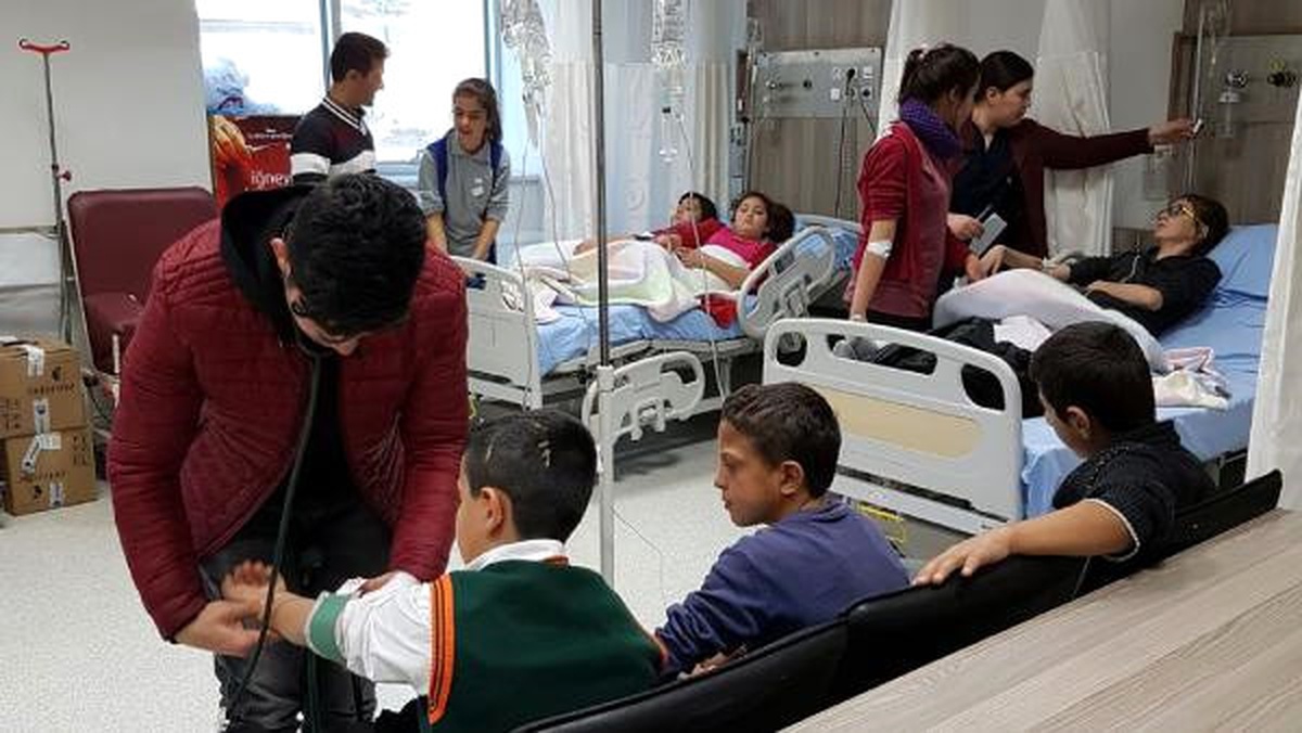 16 Öğrenci Zehirlenme Şüphesiyle Hastaneye Kaldırıldı