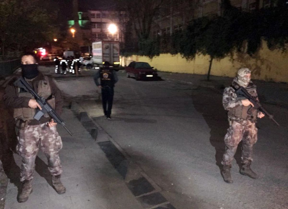 Bağcılar\'da Okul Önünde Silahlı Çatışma: 1\'i Öğrenci 5 Yaralı