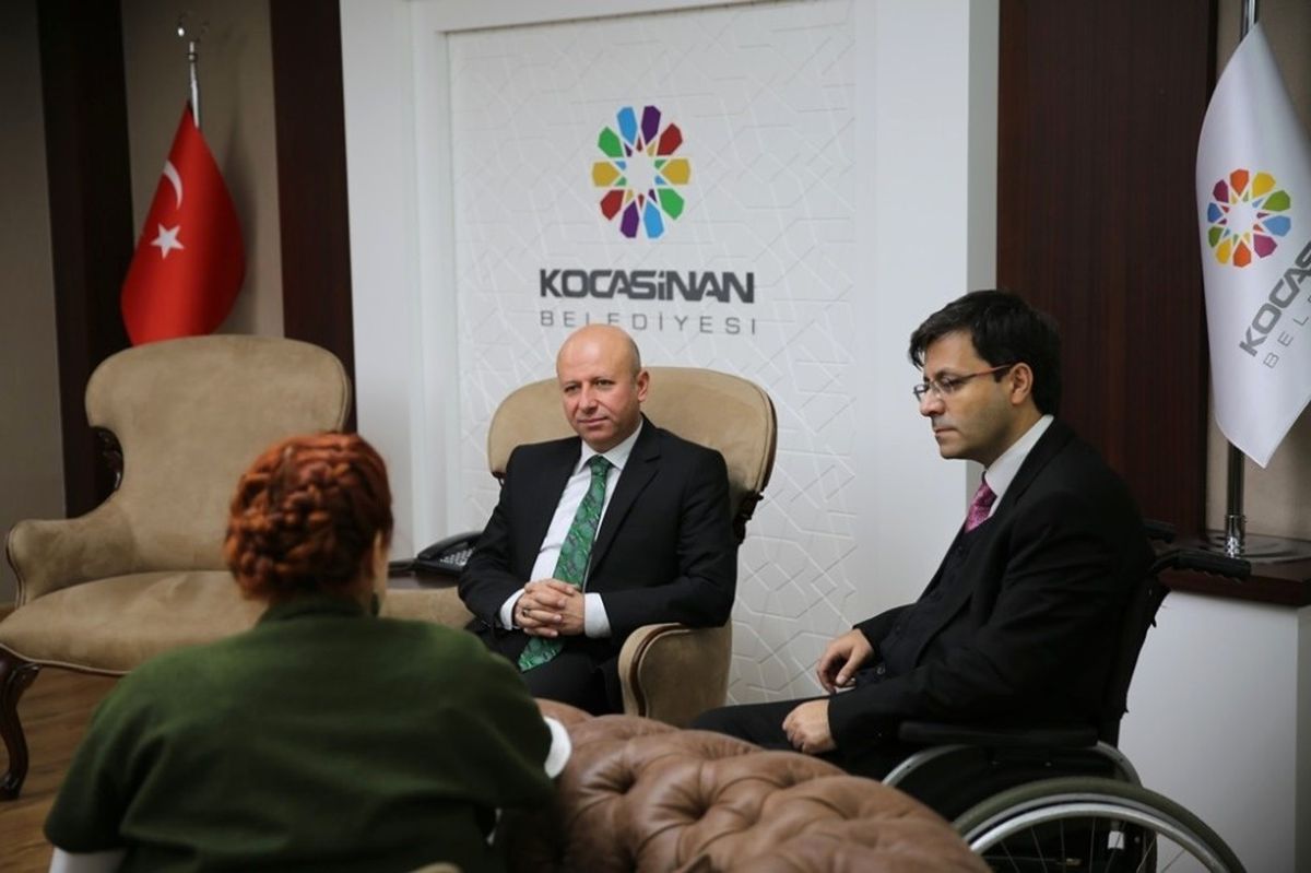 Başkan Çolakbayrakdar Sosyal Farkındalık Federasyonu Başkanı ve Beraberindekilerini Ağırları