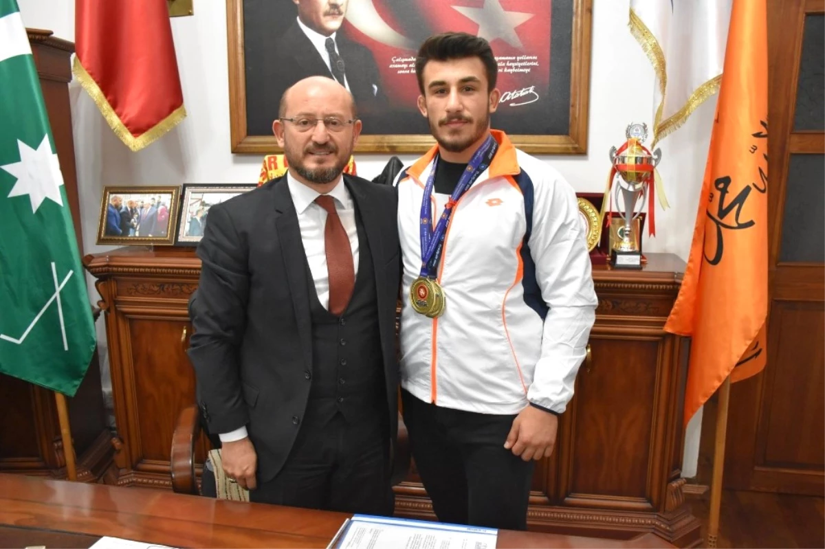 Başkan Özcan\'dan Şampiyon Güreşçiye Ödül