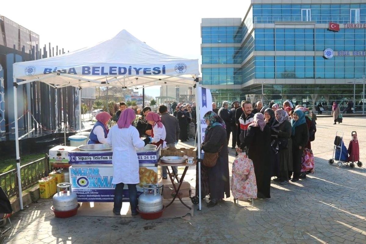 Biga Belediyesi\'nden Kandilde Lokma İkramı