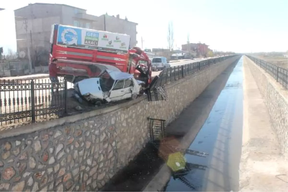 Çarpışan İki Aracın Kanala Düşmesini Yıktıkları Bariyerler Engelledi