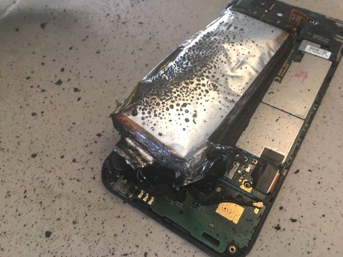 Cep Telefonu Bomba Gibi Patladı