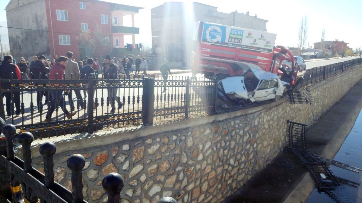 Dereye Düşmekten Son Anda Kurtuldular