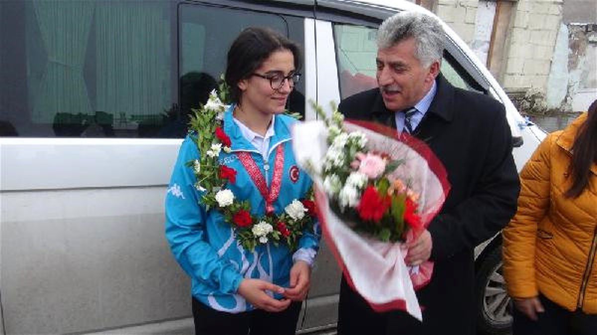 Dünya 3\'üncüsü Cansel\'e Havalimanında Davullu-zurnalı Karşılama