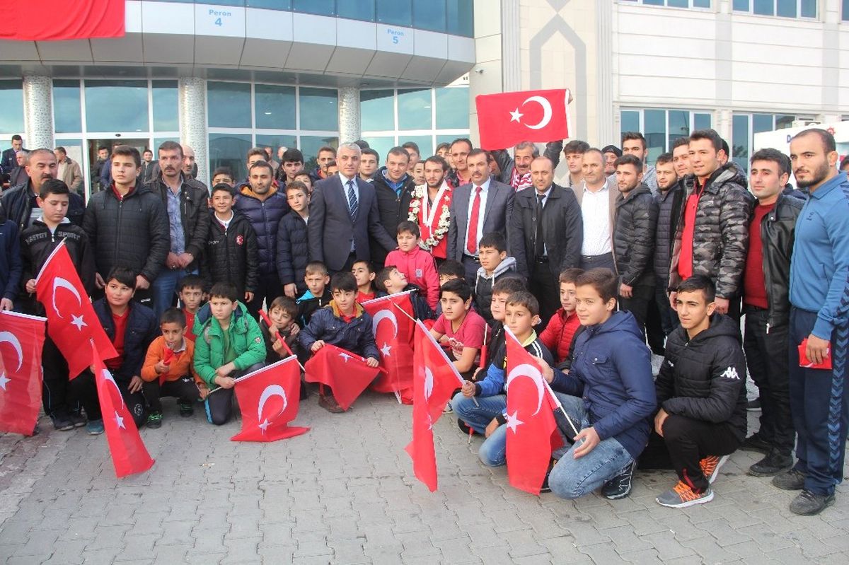 Dünya Üçüncüsü Güreşçiye Samsun\'da Coşkulu Karşılama