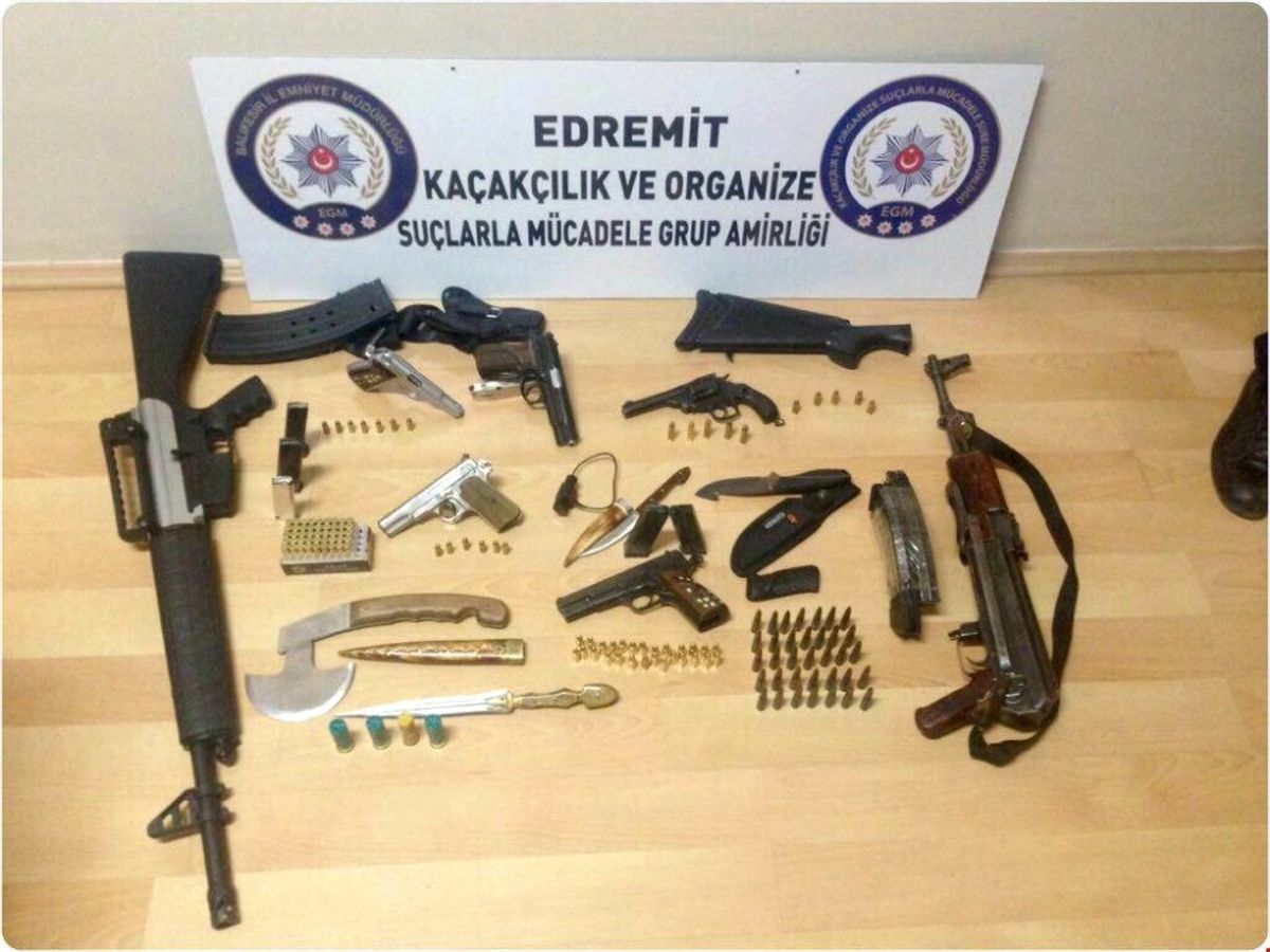 Edremit\'te Kaleşnikoflu Çete Çökertildi