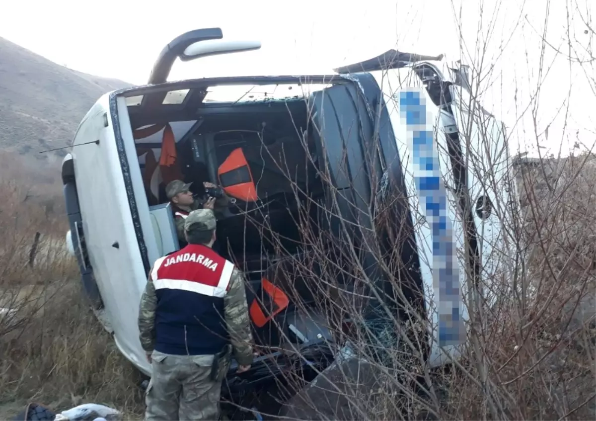 Erzincan\'da Şarampole Devrilen Otobüste 1 Kişi Öldü, 25 Kişi Yaralandı