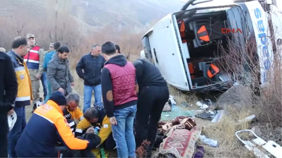 Erzincan Yolcu Otobüsü Şarampole Yuvarlandı 1 Ölü, 23 Yaralı