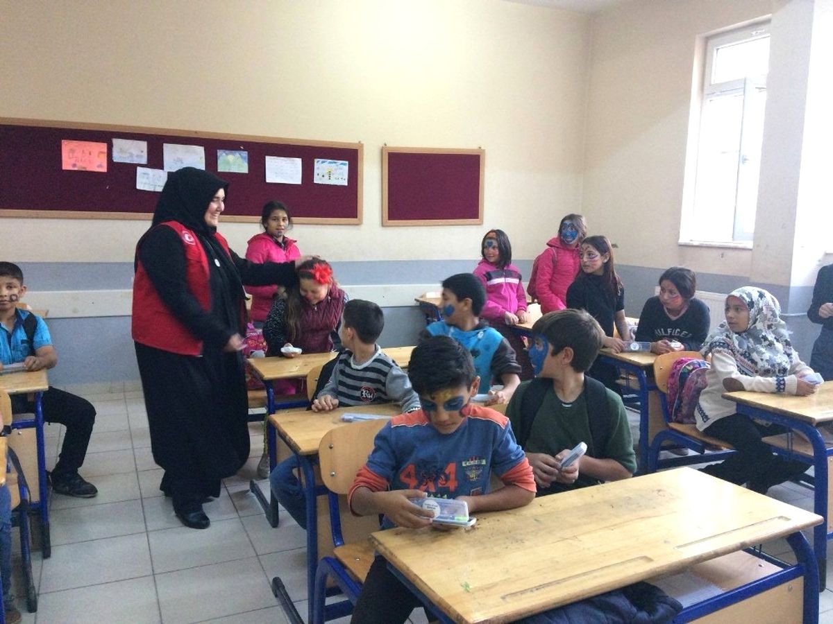 Gençlik Merkezi Öğrencilere Kalem Dağıttı