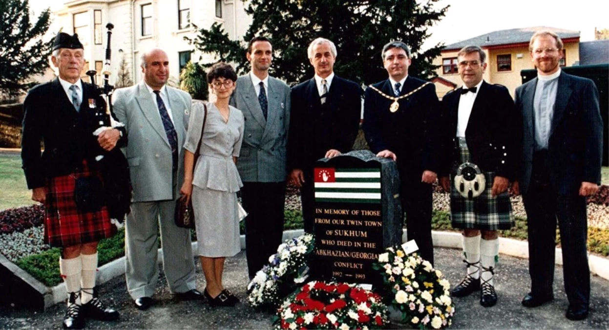 İskoçya Abhazya Anıtını Kaldırdı, Diplomatik Kriz Çıktı