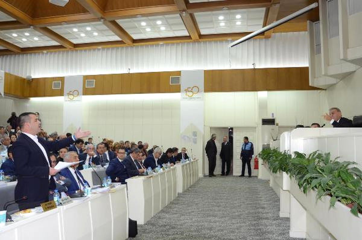 İzmir\'de Bütçe Tartışmasında \'İstifa\' Polemiği
