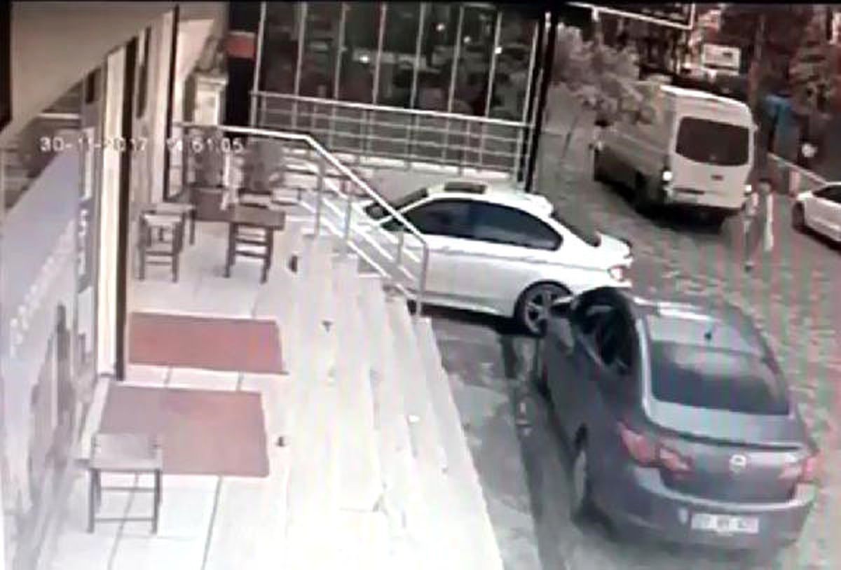 Minibüsün Kadına Çarpma Anı Kamerada