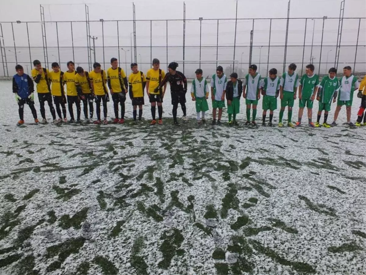 Minik Futbolcular Tir Tir Titrerken O Bere ile Maça Çıktı