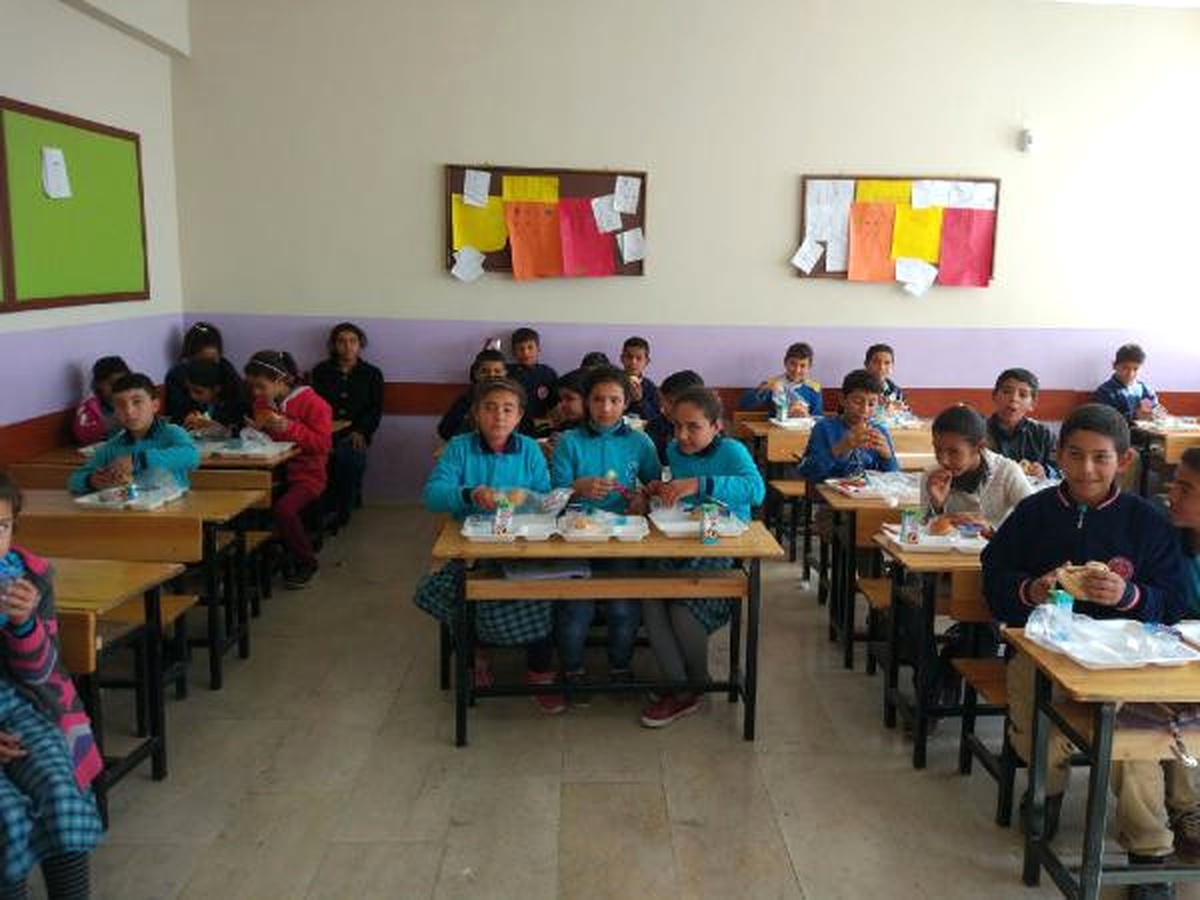 Öğrenciler Bu Kez Yemeklerini Sıralarında Yedi, Muhtar Hakkında Suç Duyurusunda Bulunuldu