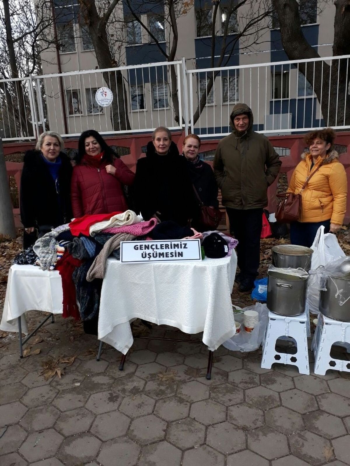 Öğrencilerin Bereleri CHP\'li Kadınlardan