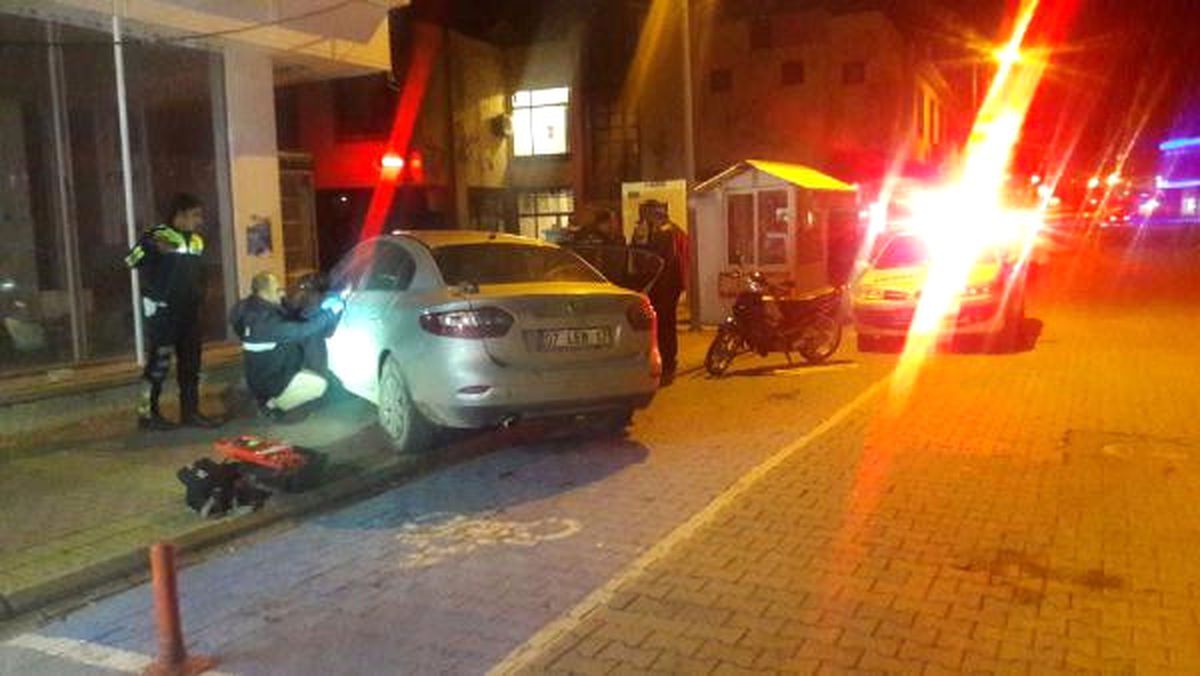 Otomobiliyle Önce Polis Aracına Sonra Duvara Çarpıp Kaçtı