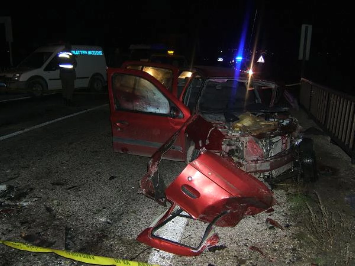 Otomobille Minibüs Çarpıştı: 1 Ölü, 8 Yaralı