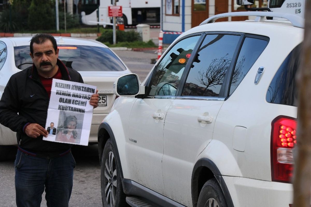 Epilepsi Hastası Adam, Trafik Lambalarında Yardım Topluyor