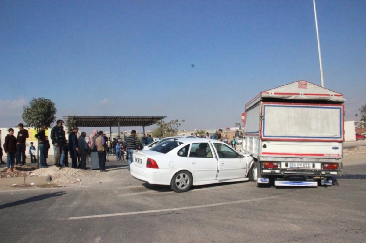 Şanlıurfa\'da Otomobil Kamyonete Çarptı: 4 Yaralı