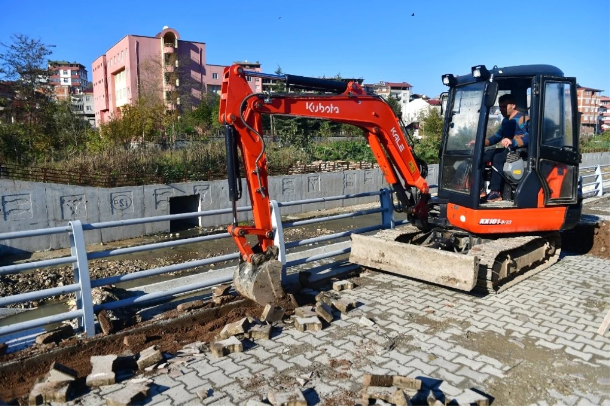 Ünye\'de Tabakhane Deresi Yolu Aydınlanıyor