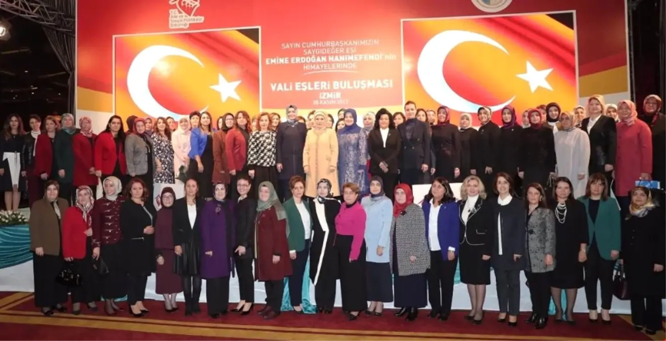 Vali Bilmez\'in Eşi Meral Bilmez, İzmir\'de Gönül Elçileri Buluşmasına Katıldı