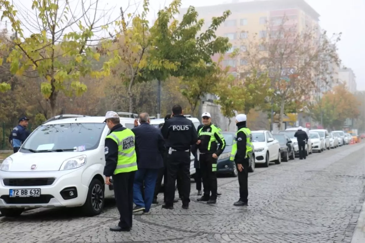 Yol Kenarındaki Satılık İlanlı Araçlara Cezai İşlem Uygulandı