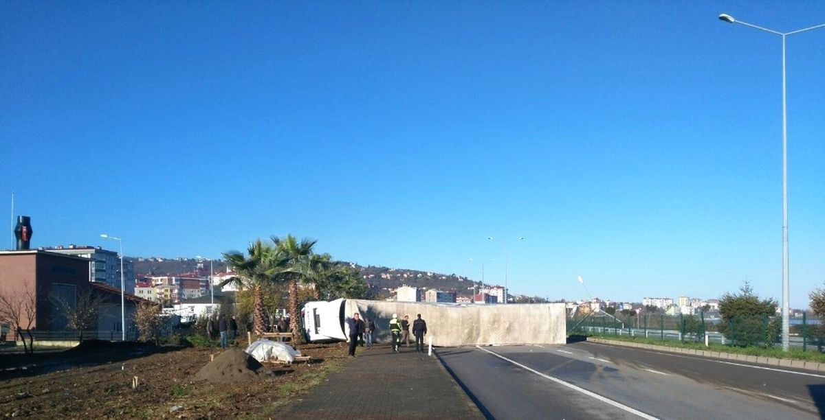 Yola Devrilen Tır Karadeniz Sahil Yolu\'nu Tek Yönden Ulaşıma Kapattı