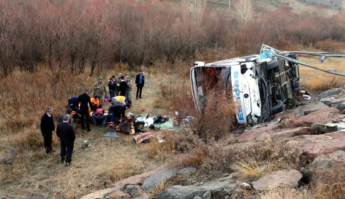 Yolcu Otobüsü Şarampole Yuvarlandı: 1 Ölü, 23 Yaralı (Yeniden) (2)