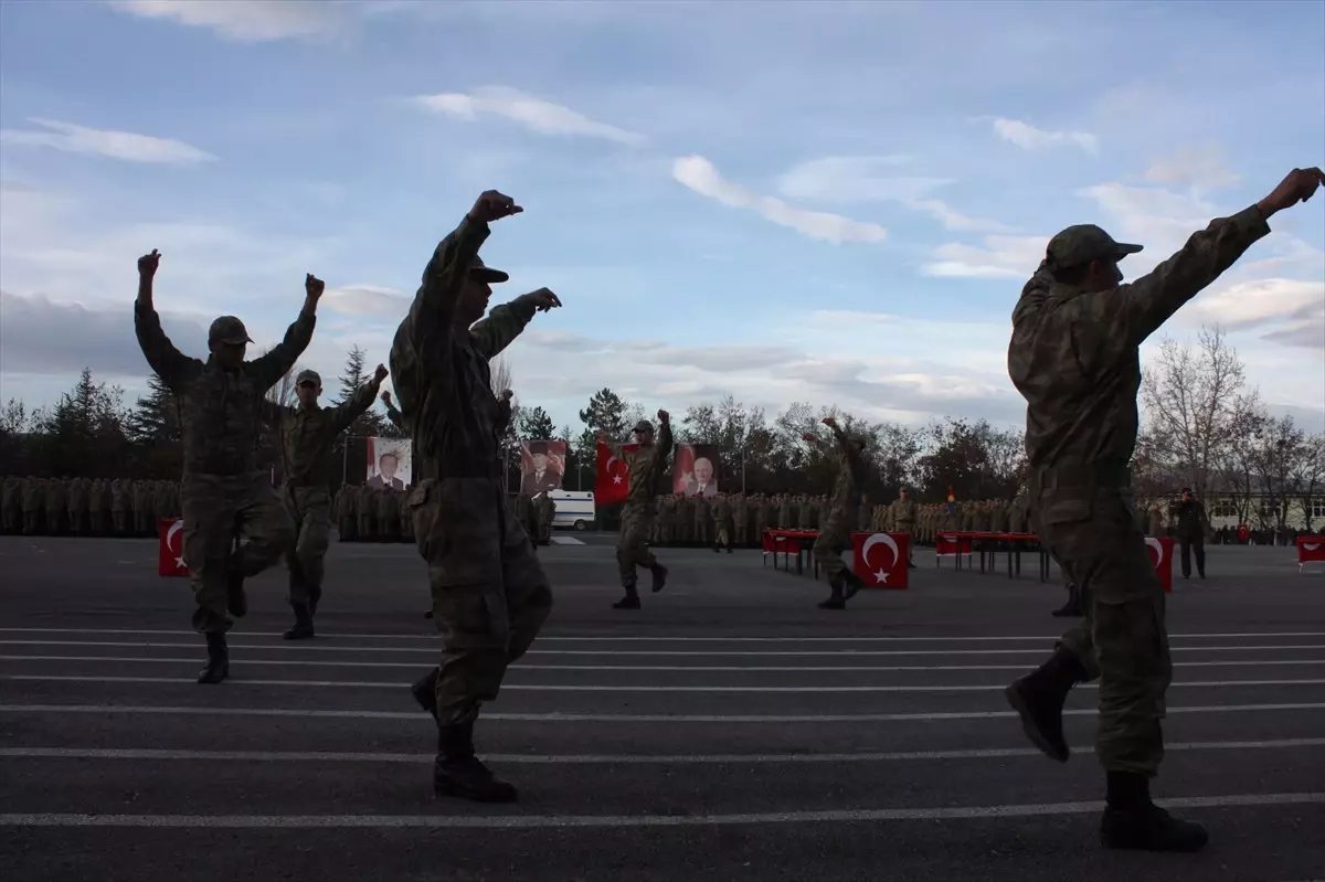 Acemi Erlerden Ailelerine "Harmandalı" Sürprizi