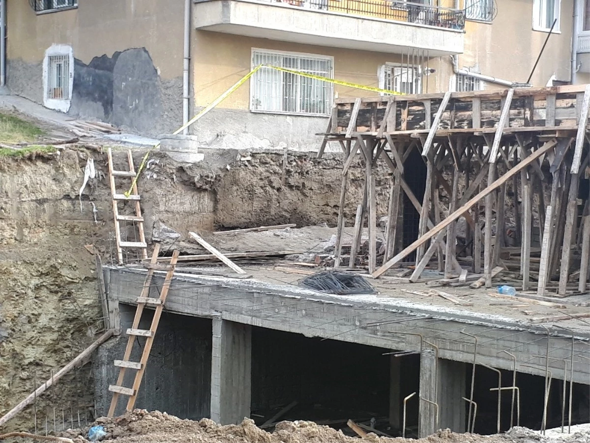 Ankara\'da İnşaatın İstinat Duvarı Çöktü: 1\'i Ağır 2 Yaralı