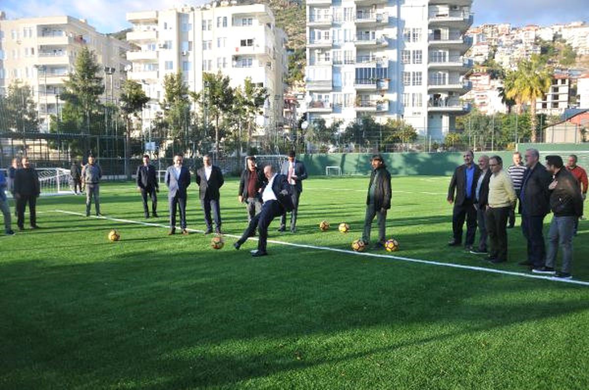 Bakan Çavuşoğlu, Ağabeyi ile Girdiği Penaltı İddiasına Kaybetti