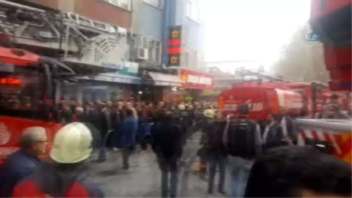 Beyoğlu Kasımpaşa\'da Bir Binanın Çatısında Yangın Çıktı