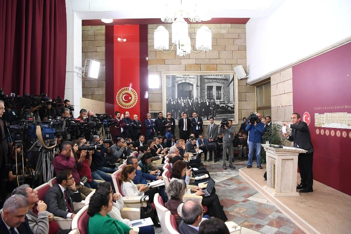 CHP\'li Tezcan, Kılıçdaroğlu\'nun Açıkladığı Belgeleri Basın Mensuplarına Dağıttı