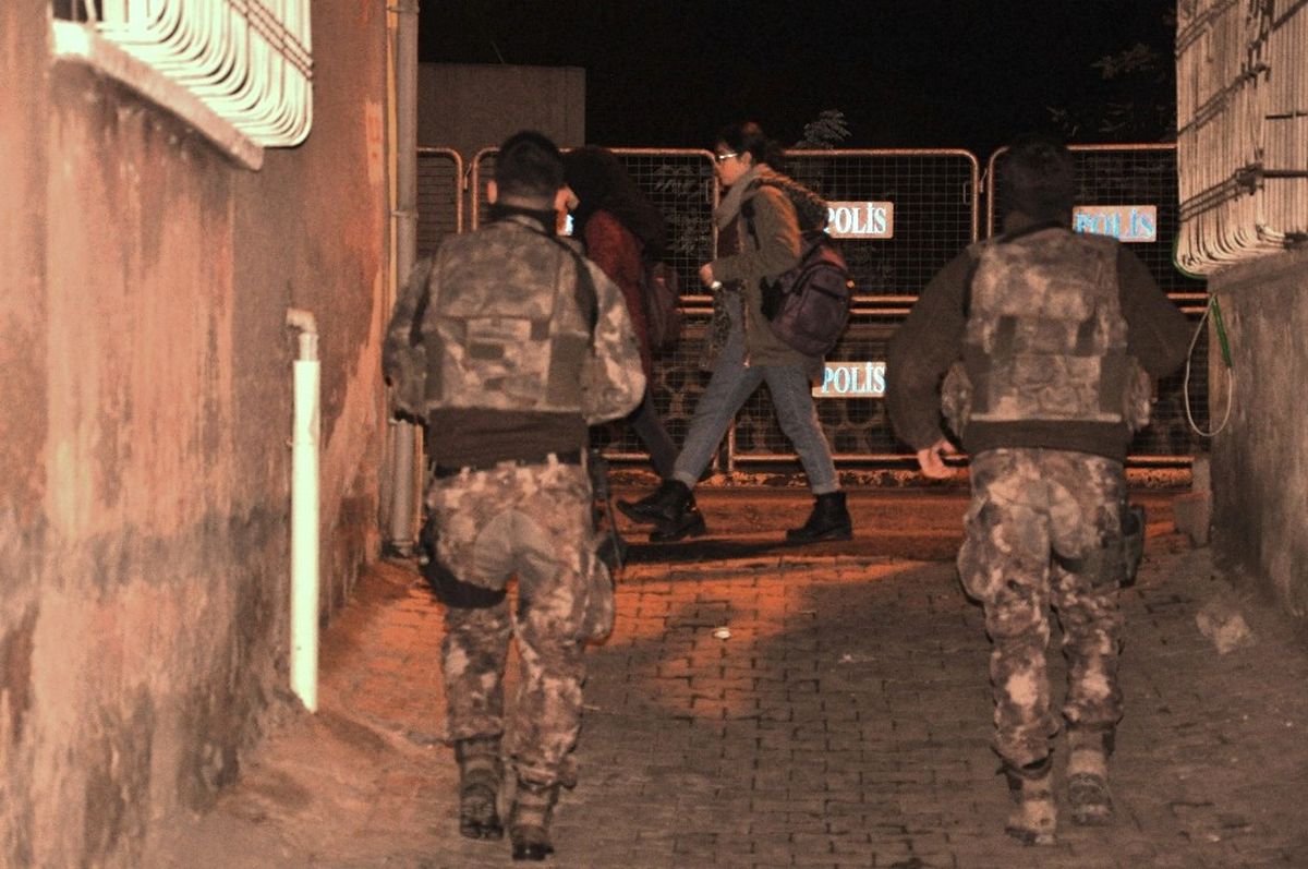 Diyarbakır\'da Yüzlerce Polisin Katılımıyla Hava Destekli Asayiş Uygulaması