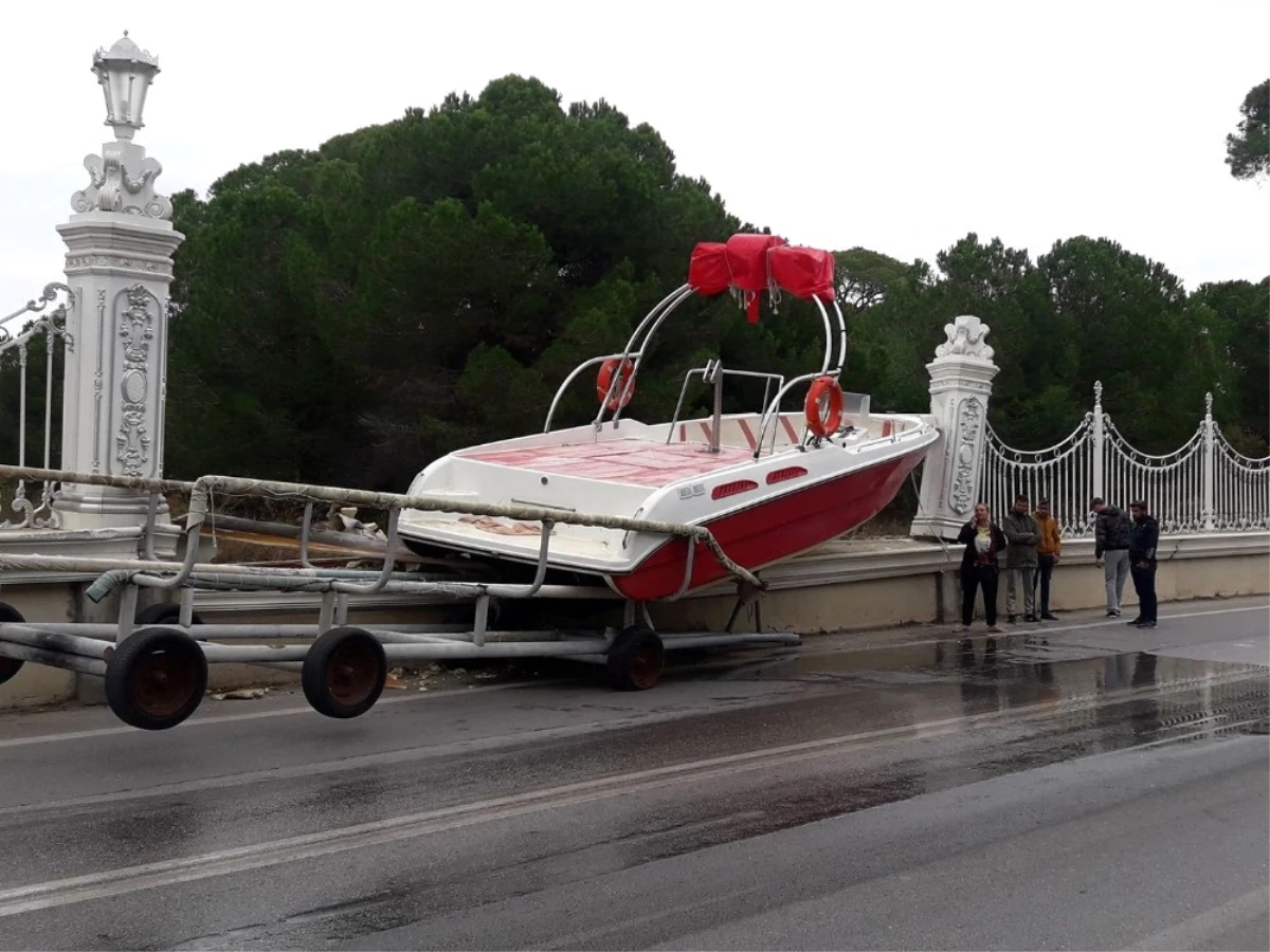 Dünyaca Ünlü Otelin Duvarına Tekne Çarptı